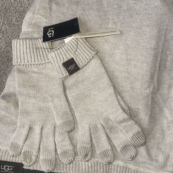 UGG Scarf and Gloves Set in Sand! - Picture 4 of 12